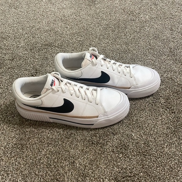 Women’s size 9 1/2 Nike platform blazers - Picture 2 of 4